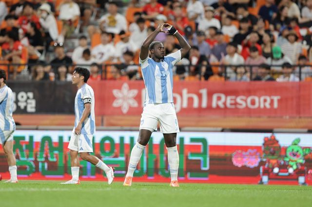 울산 말컹이 27일 강릉하이원아레나에서 벌어진 강원과 K리그1 2025 24라운드 원정경기에서 1-1로 맞선 후반 37분 앞서나가는 골을 터트린 뒤 포효하고 있다. 말컹의 분전에도 울산은 2-2로 비겨 리그 연속경기 무승을 6경기로 이어갔다. 사진제공│한국프로축구연맹