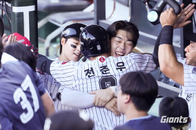 롯데 전준우(가운데)는 27일 사직 KIA와 홈경기에서 6번타자 좌익수로 선발출전해 결승 2루타를 포함해 4타수 4안타 2타점 1득점으로 활약했다. 롯데는 주장의 활약에 힘입어 올 시즌 최다 5연승을 질주했다. 사진제공｜롯데 자이언츠