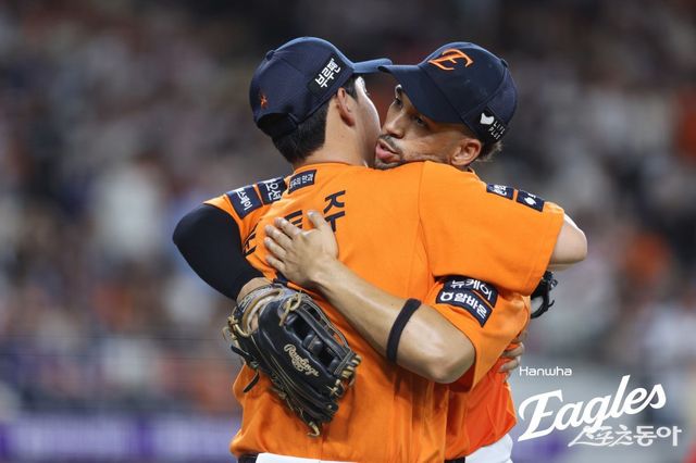 한화 문동주(왼쪽)가 27일 대전 한화생명볼파크에서 열린 SSG전 7회초 수비를 마친 뒤 외국인타자 루이스 리베라토와 껴안으며 호수비에 고마움을 표현하고 있다. 사진제공｜한화 이글스