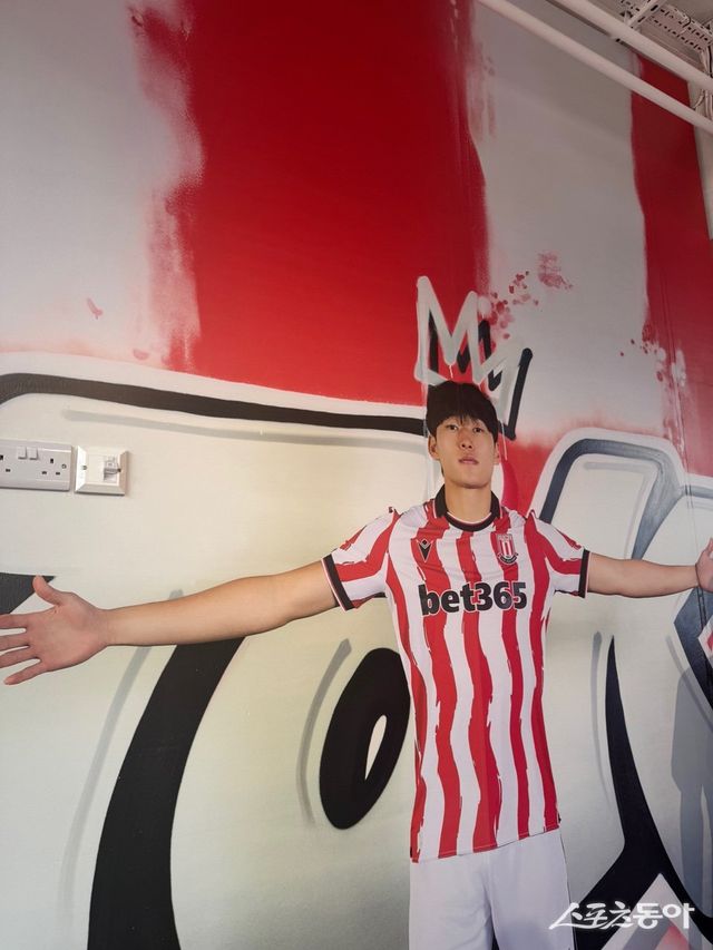 스토크시티 배준호는 구단에서 가장 사랑받는 스타다. 27일(한국시간) 영국 스토크온트렌트 소재 홈구장 베트365스타디움의 클럽 샵에는 그가 새겨진 벽이 있을 정도다. 스토크온트렌트(영국)│허유미 통신원