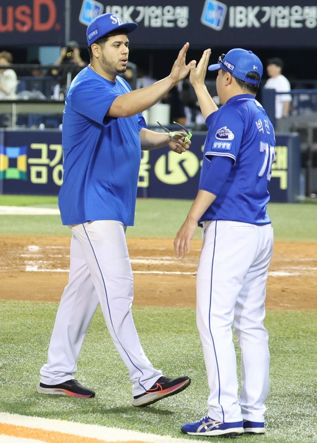 삼성 후라도(왼쪽)와 박진만 감독. 뉴시스