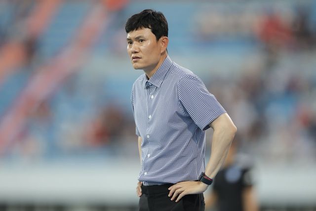 정경호 강원 감독은 27일 27일 강릉하이원아레나에서 벌어진 울산과 K리그1 24라운드 홈경기에서 2-2로 비긴 뒤 아쉬움을 감추지 못했다. 울산보다 더 나은 경기력을 보이고도 계속 끌려다닌 사실이 만족스럽지 못하다고 돌아봤다. 사진제공│한국프로축구연맹