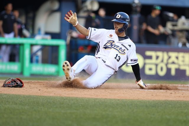두산 이유찬이 27일 잠실구장에서 열린 LG전 3회말 2사 1·2루 찬스에서 제이크 케이브의 2타점 적시 2루타 때 홈을 파고들며 득점에 성공하고 있다. 이유찬은 이날 5타수 3안타 2타점 2득점 맹활약을 펼치며 팀의 9-6 승리를 이끌었다. 사진제공｜두산 베어스