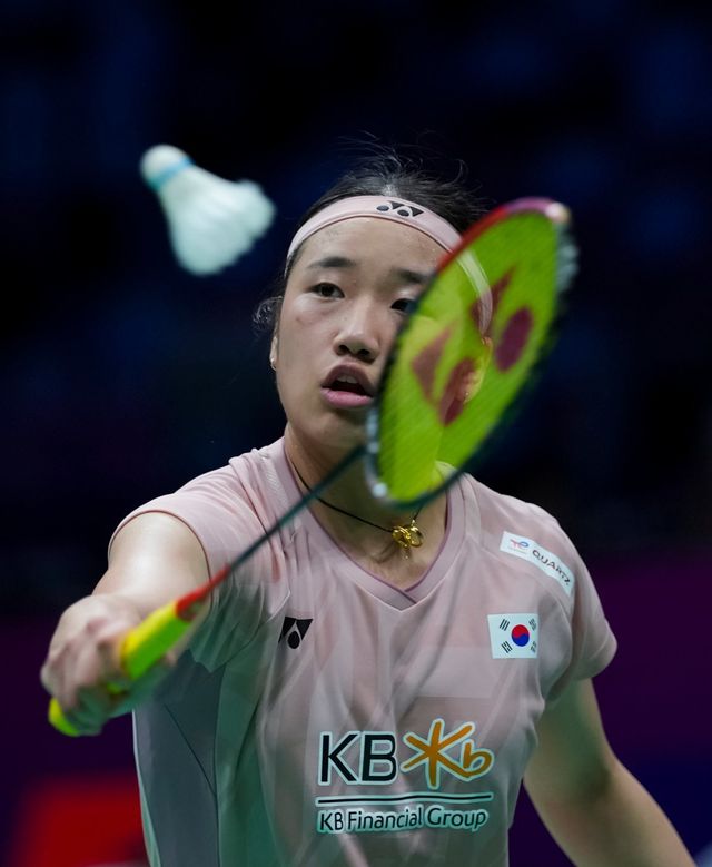 안세영은 부상과 과부하를 이겨내지 못하고 ‘슈퍼 슬램’ 도전에 실패했다. 26일 정저우올림픽스포츠센터에서 열린 한웨와 중국오픈2025 여자단식 4강 2게임 도중 오른쪽 무릎 부상을 이유로 경기를 포기했다. 신화뉴시스