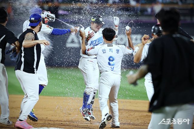 KT 허경민(가운데)이 27일 수원 삼성전에서 3-3으로 맞선 9회말 밀어내기 볼넷으로 경기를 끝낸 뒤 환호하고 있다. 사진제공｜KT 위즈