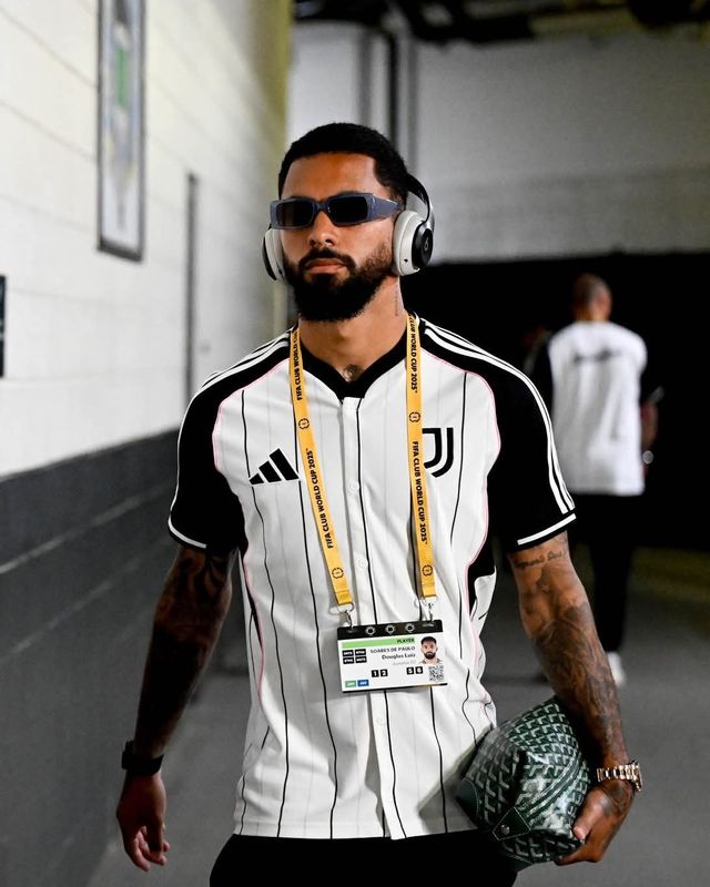 명가 재건을 기치로 내건 맨유는 중원 보강을 위해 브라질 국가대표 미드필더 더글라스 루이스를 유벤투스로부터 데려오려 한다. 사진출처｜유벤투스 페이스북