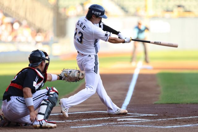 두산 이유찬(오른쪽). 사진제공｜두산 베어스