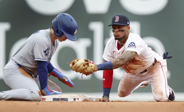 다저스 김혜성(왼쪽)은 28일(한국시간) 펜웨이파크에서 열린 ‘2025 MLB’ 보스턴전에서 8회초 대주자로 교체 출전해 주루사를 당했다. 그는 최근 왼쪽 어깨 부상으로 타격에 부침을 겪고 있다. 애틀랜타(미 조지아주)｜AP뉴시스