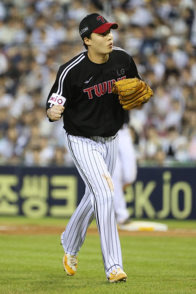 LG 임찬규가 26일 잠실구장에서 열린 2025 KBO리그 두산전에 선발등판해 아웃카운트를 만든 뒤 주먹을 불끈 쥐어보이고 있다. 임찬규는 이날 6이닝 2실점 호투로 팀의 4-3 승리를 이끌었다. 사진제공｜LG 트윈스