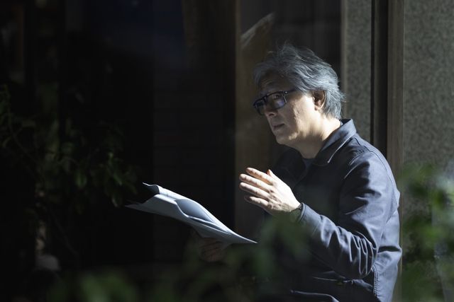 82회 베니스국제영화제 경쟁 부문 초청작 ‘어쩔수가없다’가 박찬욱 감독이 오래전부터 가장 만들고 싶었던 이야기로 관객들을 사로잡을 예정이다. 사진제공 | CJ ENM