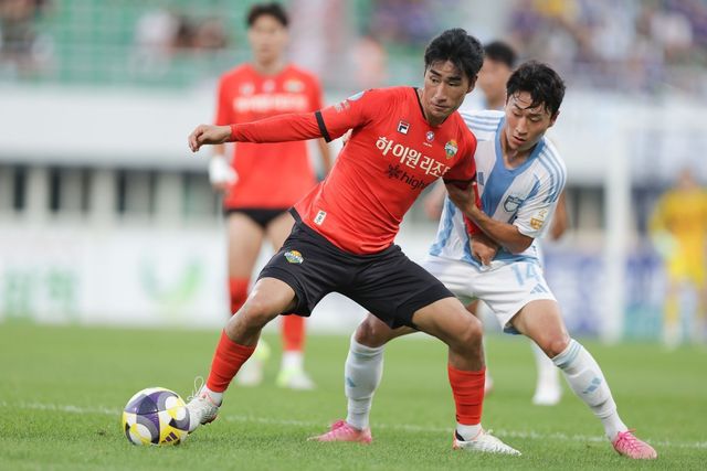 강원 서민우(앞)는 이달 축구국가대표팀에 발탁되며 꿈을 이뤘다.연령별 대표팀 이력이 전무했고, 소속팀에서도 2021년까지 입지가 불안했던 사실을 고려하면 엄청난 발전이다. 이제 그는 꾸준한 대표팀 발탁이라는 더 큰 꿈을 꾼다. 사진제공│한국프로축구연맹