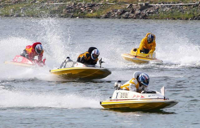 미사경정장에서 선수들이 턴마크 선회 이후 직선 주로 경합을 시작하고 있다. 사진제공 | 국민체육진흥공단