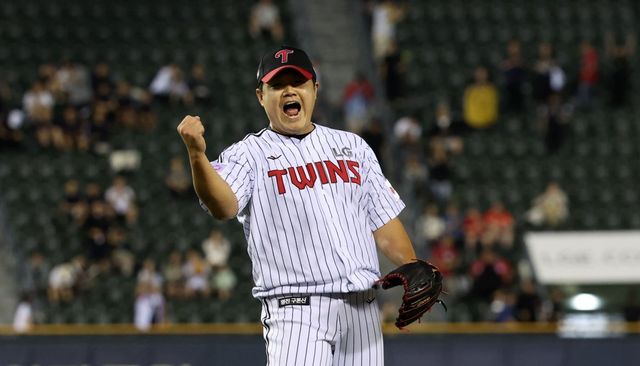 올 시즌 1~3위에 올라있는 한화, LG, 롯데는 후반기 들어 ‘믿을맨’의 활약 덕분에 웃고 있다. 한화 한승혁, LG 장현식, 롯데 정철원의 후반기 페이스가 돋보인다.&nbsp;LG 장현식이 세리머니를 하고 있다. 뉴시스