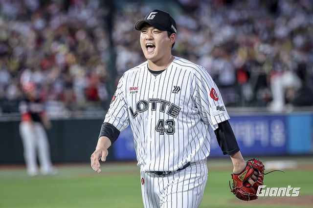 롯데 나균안은 27일 사직 KIA전에서 선발등판해 6이닝 2실점을 기록했다. 호투에도 승리투수가 되지 못했지만, 그는 오로지 팀의 가을야구만 바라보며 마음을 다잡았다. 사진제공｜롯데 자이언츠