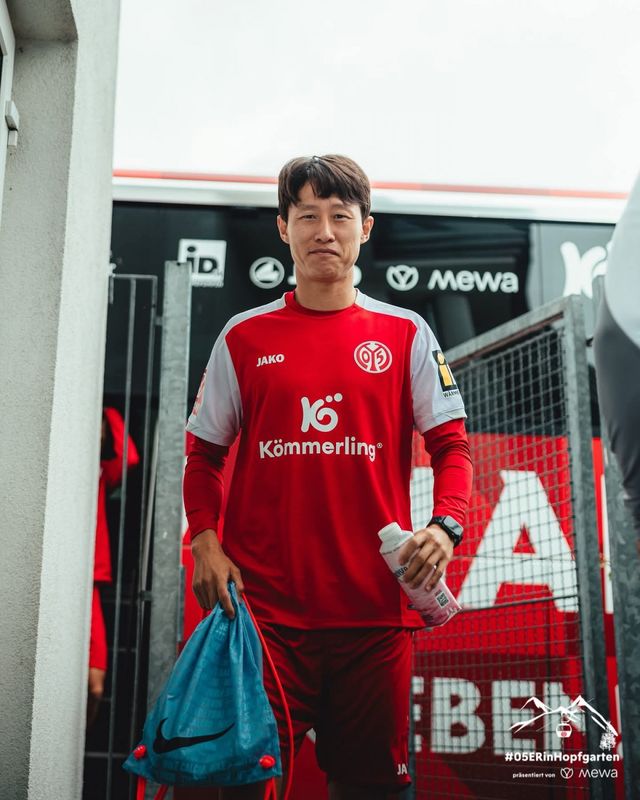 오스트리아에서 프리시즌 전지훈련에 임하는 마인츠 이재성이 훈련장에 들어서며 밝게 미소짓고 있다. 사진출처｜마인츠05 페이스북