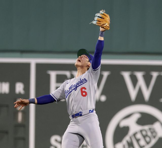 다저스 김혜성은 28일(한국시간) 펜웨이파크에서 열린 ‘2025 MLB’ 보스턴전에서 8회초 대주자로 교체 출전해 주루사를 당했다. 그는 최근 왼쪽 어깨 부상으로 타격에 부침을 겪고 있다.｜AP뉴시스