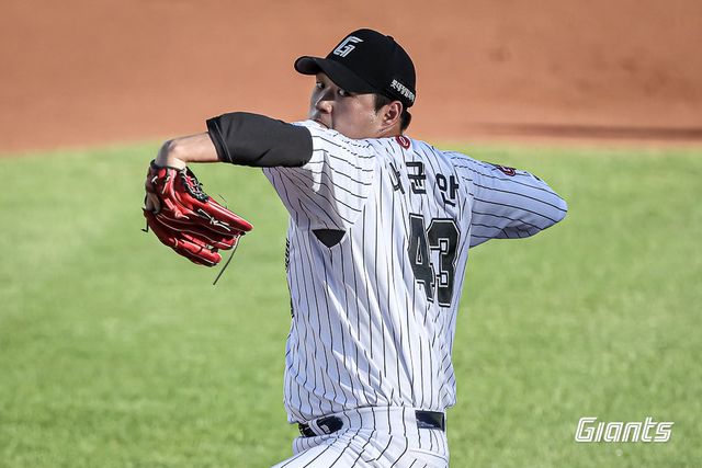 롯데 나균안은 27일 사직 KIA전에서 선발등판해 6이닝 2실점을 기록했다. 호투에도 승리투수가 되지 못했지만, 그는 오로지 팀의 가을야구만 바라보며 마음을 다잡았다. 사진제공｜롯데 자이언츠