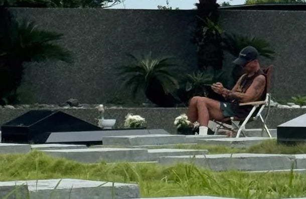 아내의 묘를 지키고 있는 구준엽의 모습