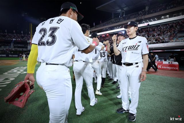 KT 안현민(23번)은 이달 말 또는 8월 초 규정타석 진입을 눈앞에 두고 있다. 그가 규정타석을 채운다면 타율, 출루율, 장타율 타이틀 싸움에 지각변동이 일어날 전망이다. 사진제공｜KT 위즈