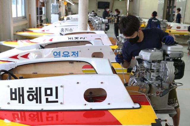 미사경정장에서 경주용 모터보트를 정비하고 있는 배혜민. 사진제공 | 국민체육진흥공단