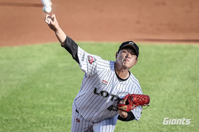롯데 나균안은 27일 사직 KIA전에서 선발등판해 6이닝 2실점을 기록했다. 호투에도 승리투수가 되지 못했지만, 그는 오로지 팀의 가을야구만 바라보며 마음을 다잡았다. 사진제공｜롯데 자이언츠