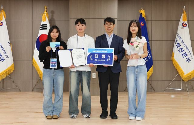 정철락 스포츠진흥본부장(왼쪽에서 3번째)가 대상을 차지한 GOOD100팀과 기념 촬영을 하고 있다. 사진제공 | 국민체육진흥공단