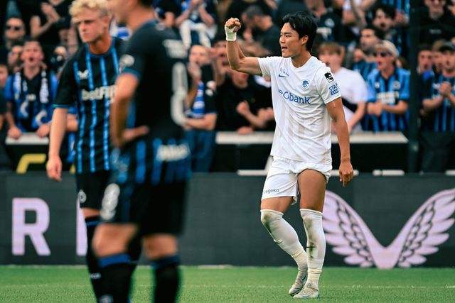 헹크 오현규(오른쪽)가 28일(한국시간) 클럽 브뤼헤와의 2025~2026시즌 벨기에 주필러리그 개막전 원정경기에서 전반 9분 만에 득점포를 가동한 뒤 주먹을 불끈 쥐며 포효하고 있다. 사진출처｜헹크 홈페이지