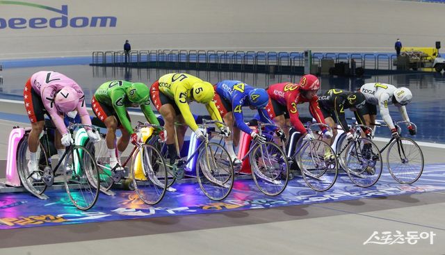 경주를 시작하기 위해 출발대 위에 서 있는 특선급 선수들. 사진제공 | 국민체육진흥공단