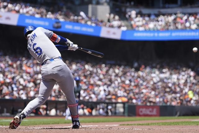 다저스 김혜성은 28일(한국시간) 펜웨이파크에서 열린 ‘2025 MLB’ 보스턴전에서 8회초 대주자로 교체 출전해 주루사를 당했다. 그는 최근 왼쪽 어깨 부상으로 타격에 부침을 겪고 있다.｜AP뉴시스