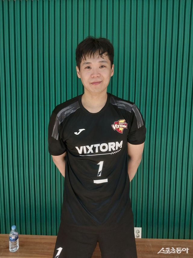 한국전력 서재덕은 V리그 남자부를 대표하는 원클럽맨이다. 2011~2012시즌 신인드래프트 전체 2순위로 한국전력 유니폼을 입은 이래로 쭉 팀을 지탱해왔다. 새 시즌엔 단 한번도 밟지 못한 챔프전 무대에 팀과 함께 진출하는 게 목표다. 권재민 기자 jmart220@donga.com