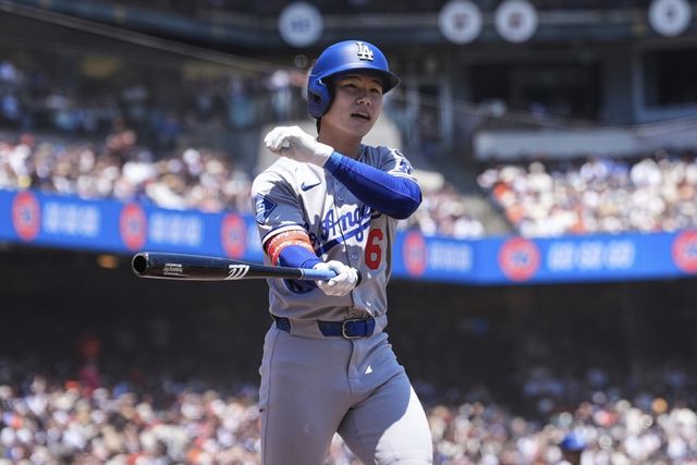 다저스 김혜성은 28일(한국시간) 펜웨이파크에서 열린 ‘2025 MLB’ 보스턴전에서 8회초 대주자로 교체 출전해 주루사를 당했다. 그는 최근 왼쪽 어깨 부상으로 타격에 부침을 겪고 있다.｜AP뉴시스