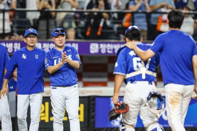 삼성 박진만 감독(왼쪽에서 2번째)이 29일 대전 한화전에서 9-2 승리를 거둔 뒤 박수를 치며 선수단을 격려하고 있다. 사진제공｜삼성 라이온즈