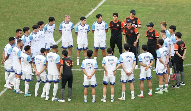 ‘팀 K리그’ 선수단이 29일 수원월드컵경기장에서 훈련을 앞두고 미팅을 하고 있다. 이튿날 같은 장소에서 열릴 뉴캐슬과 ‘2025 쿠팡플레이 시리즈’ 1경기를 앞두고 경기 준비에 여념이 없는 모습이었다. 수원│뉴시스