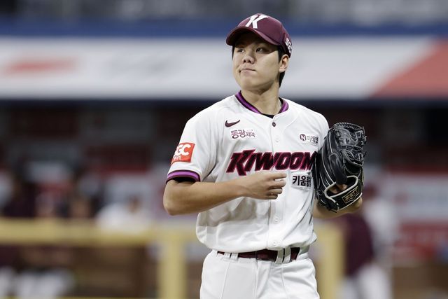 키움 김윤하는 27일 창원 NC와 원정경기에서 선발등판해 6이닝 7실점(1자책점)으로 패전투수가 됐다. 그는 현재 선발 16연패로 마음고생을 하고 있다.｜뉴시스