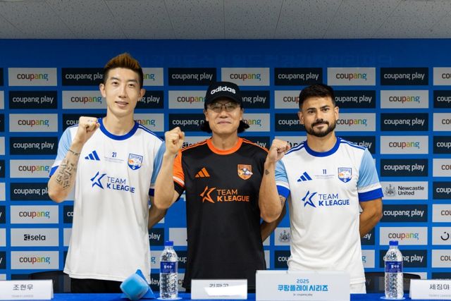 K리그 올스타로 구성된 ‘팀 K리그’는 30일 수원월드컵경기장에서 뉴캐슬과 ‘쿠팡플레이 시리즈’ 1경기를 치른다. 전날 같은 장소에서 열린 기자회견에서 김판곤 감독(가운데)은 ‘팀 K리그’의 의미가 자신에겐 영광, 영건들에겐 기회라고 정의했다. 골키퍼 조현우(왼쪽)와 세징야는 ‘팀 K리그’가 자신들에겐 추억이라고 입을 모았다. 사진제공│쿠팡플레이