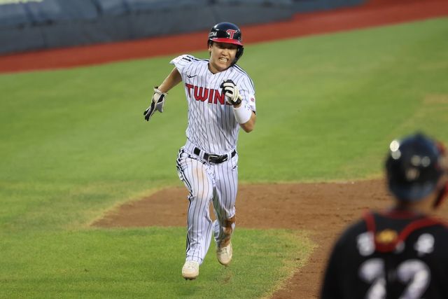 LG 구본혁이 29일 잠실구장에서 열린 2025 KBO리그 KT전에서 3회말 손용준의 1타점 적시타 때 홈으로 전력질주를 하고 있다. 구본혁은 이날 5타수 4안타 3타점 1득점 맹활약으로 팀의 8-2 승리를 이끌었다. 구본혁은 프로 데뷔 후 처음으로 한 경기 4안타를 때렸다. 사진제공｜LG 트윈스