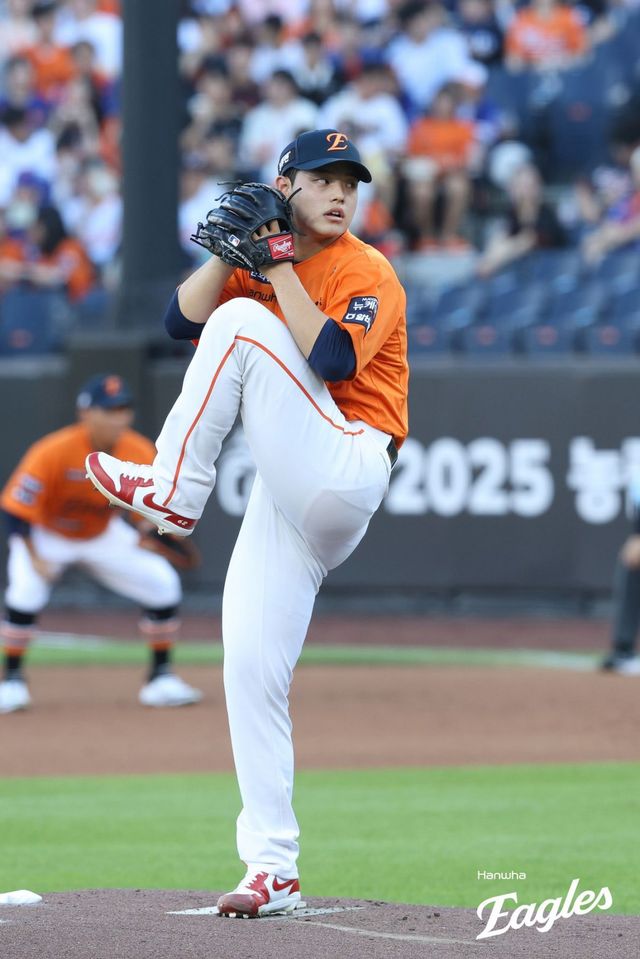 한화 5선발로 로테이션을 꾸준히 소화하고 있는 문동주가 개인 한 시즌 최다승 타이 기록을 만들었다. 어느덧 8승을 수확해 데뷔 첫 두 자릿수 승리에 2승만을 남겨놓았다. 10승과 함께 이닝 부문에서도 120이닝 이상을 노린다. 사진제공｜한화 이글스