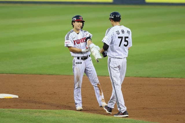 LG 구본혁(왼쪽). 사진제공｜LG 트윈스