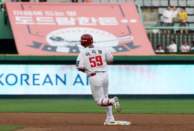 SSG 포수 이지영은 29일 인천 키움과 원정경기에서 8번타자 포수로 선발출전했다. 결승포를 포함해 멀티히트와 4타점으로 활약하며 3연승을 견인했다. 사진제공｜SSG 랜더스