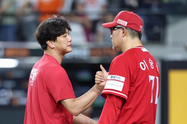 [대전=뉴시스] 권창회 기자 = 26일 오후 대전 중구 대전한화생명볼파크에서 열린 2025 신한 쏠뱅크 KBO리그 한화 이글스와 SSG랜더스의 경기, 9대3으로 승리한 SSG랜더스 김광현이 이숭용 감독과 인사하고 있다. 2025.07.26. kch0523@newsis.com