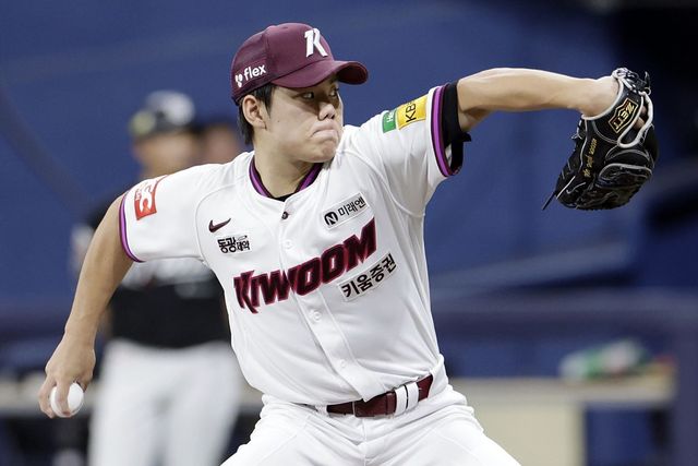 키움 김윤하는 27일 창원 NC와 원정경기에서 선발등판해 6이닝 7실점(1자책점)으로 패전투수가 됐다. 그는 현재 선발 16연패로 마음고생을 하고 있다.｜뉴시스