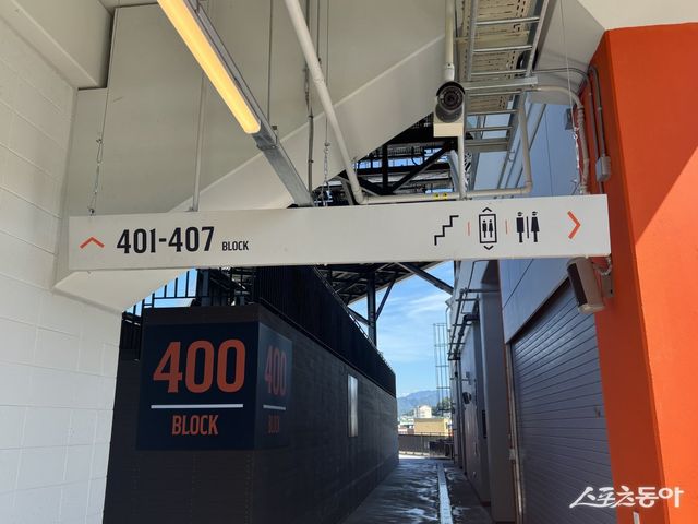 27일 대전한화생명볼파크 4층 관중석의 간판 한쪽이 떨어지는 사고가 발생했다. 29일 대전 삼성전에 앞서 확인한 결과 간판의 탈락 부위(오른쪽 와이어)는 와이어와 볼트로 단단하게 고정돼 있었다. 대전｜강산 기자