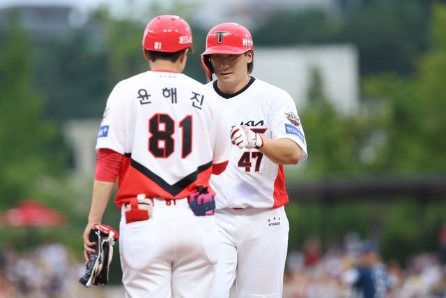 KIA 나성범(오른쪽)은 28일까지 후반기 7경기에서 타율 0.190으로 침체기가 길어지고 있다. 사진제공｜KIA 타이거즈