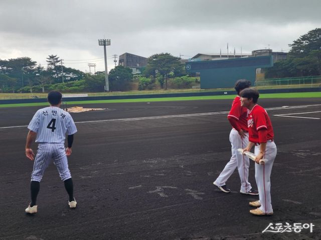 올해 3월 일본 오키나와 스프링캠프 당시 SSG 정준재(오른쪽)가 LG 신민재에게 배트를 선물 받고 있다.｜박정현 기자