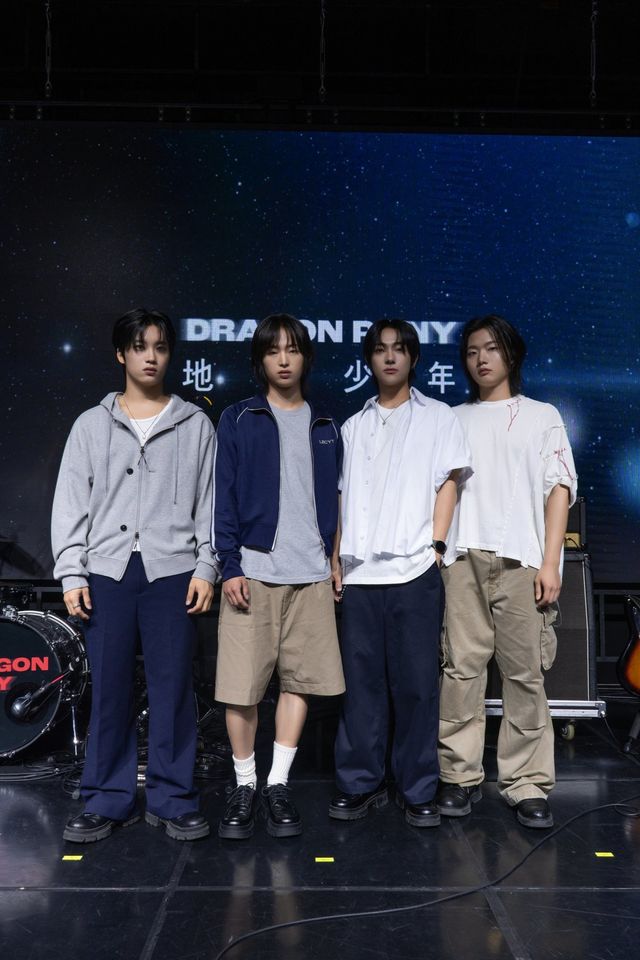 ‘그대가 케이(K) 밴드의 미래다!’ 안테나의 보석함이자 케이밴드의 뉴 시그니처가 될 그룹 드래곤포니가 29일 첫 디지털 싱글 ‘지구소년’을 내놓고 돌아왔다. 사진제공|안테나