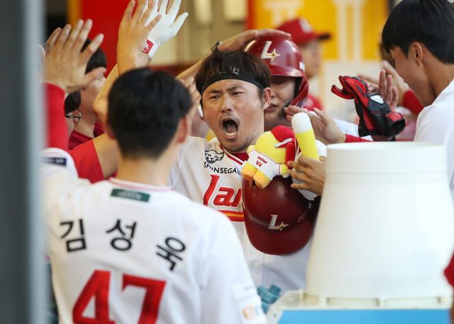 SSG 포수 이지영(가운데)은 29일 인천 키움과 원정경기에서 8번타자 포수로 선발출전했다. 결승포를 포함해 멀티히트와 4타점으로 활약하며 3연승을 견인했다. 사진제공｜SSG 랜더스