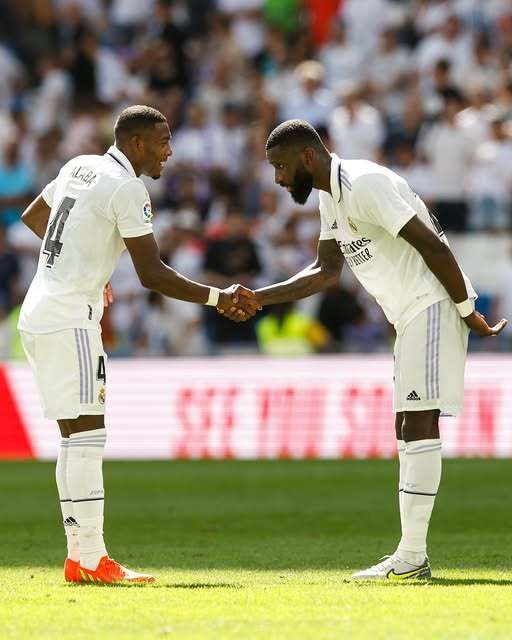 레알 마드리드가 리빌딩을 위해 알라바(왼쪽)와 뤼디거(오른쪽)의 재계약을 포기할 것으로 보인다. 둘은 모두 레알 마드리드와 계약이 내년 6월30일에 종료되나, 아직 재계약 협상 테이블을 차리지 못했다. 사진출처│레알 마드리드 페이스북