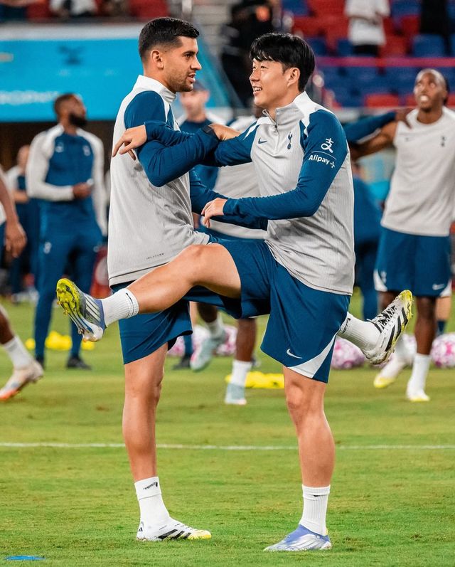 토트넘 주장 손흥민(오른쪽)과 부주장 크리스티안 로메로가 아스널과 프리시즌 ‘친선 북런던 더비’를 하루 앞둔 29일 홍콩 카이탁 스타디움에서 몸을 풀고 있다. 사진출처｜토트넘 홋스퍼 페이스북