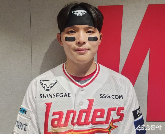 SSG 정준재는 롤모델 신민재처럼 공수주에서 완벽한 2루수로 성장하길 꿈꾼다. 인천｜박정현 기자