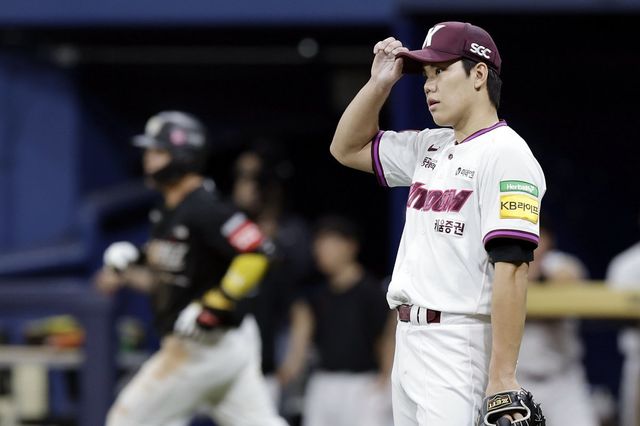 키움 김윤하는 27일 창원 NC와 원정경기에서 선발등판해 6이닝 7실점(1자책점)으로 패전투수가 됐다. 그는 현재 선발 16연패로 마음고생을 하고 있다.｜뉴시스